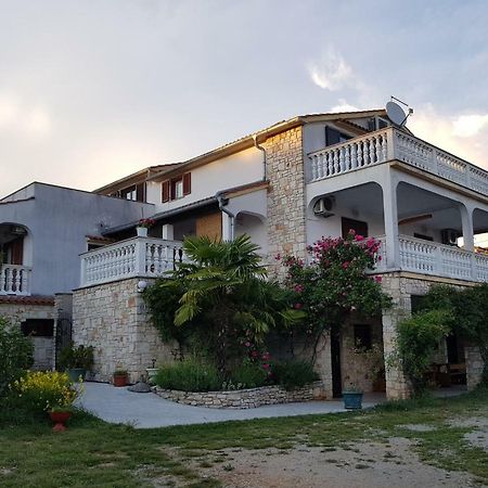Ferienwohnung Nada And Family Rovinjsko Selo Exterior foto