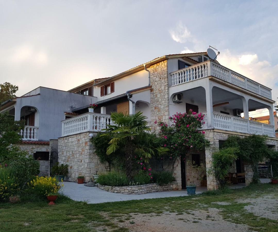 Ferienwohnung Nada And Family Rovinjsko Selo Exterior foto